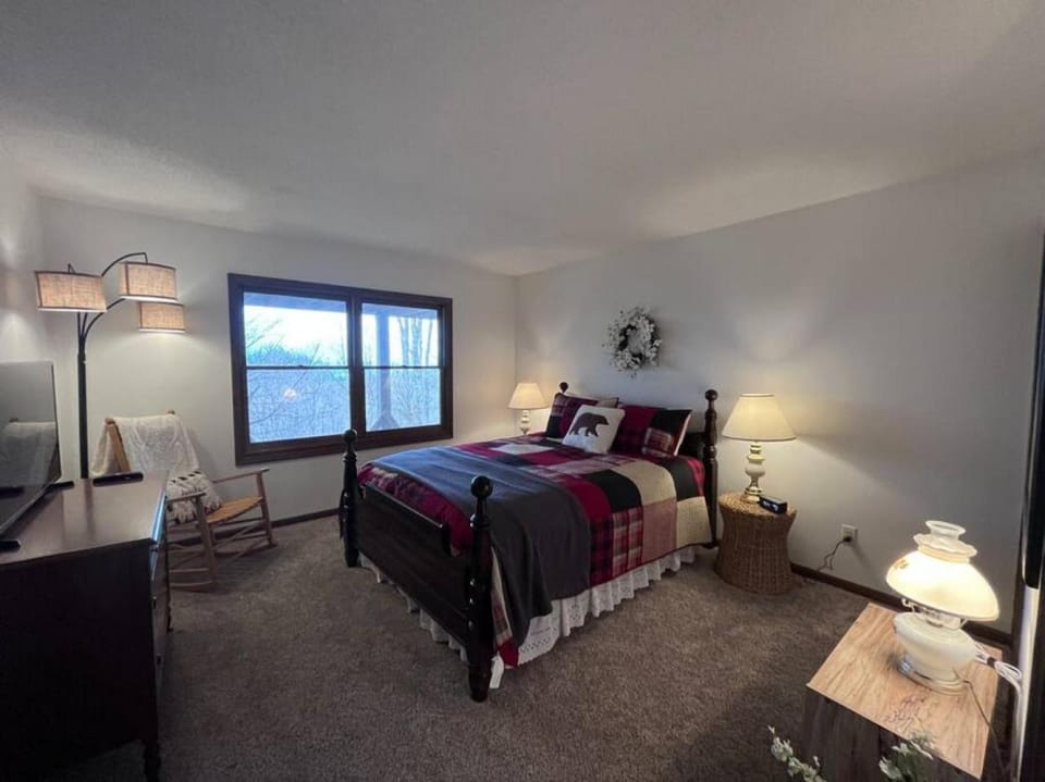 Hot Tub, Panoramic Views, Deck, Firepit Chalet in Beech Mountain