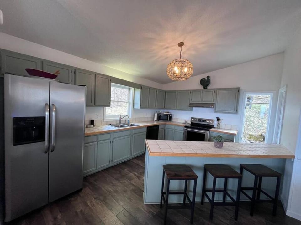 Hot Tub, Panoramic Views, Deck, Firepit Chalet in Beech Mountain