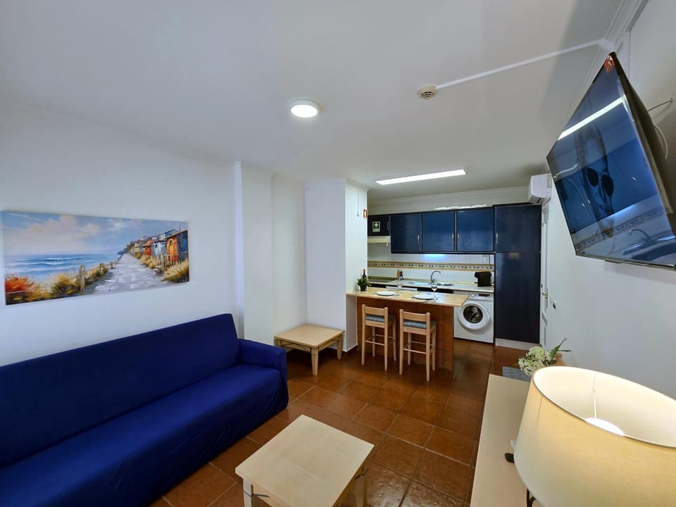 TV and multimedia, Kitchen or kitchenette, Living room, Seating area