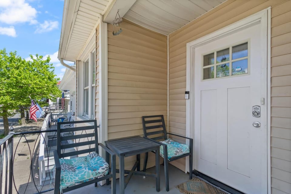Dazzling Bungalow within 2 Blocks of Beach Apartment in Ventnor City