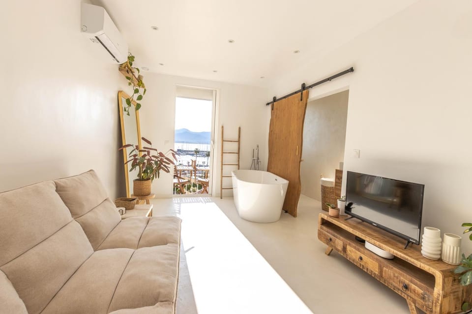 Hot Tub, TV and multimedia, Living room