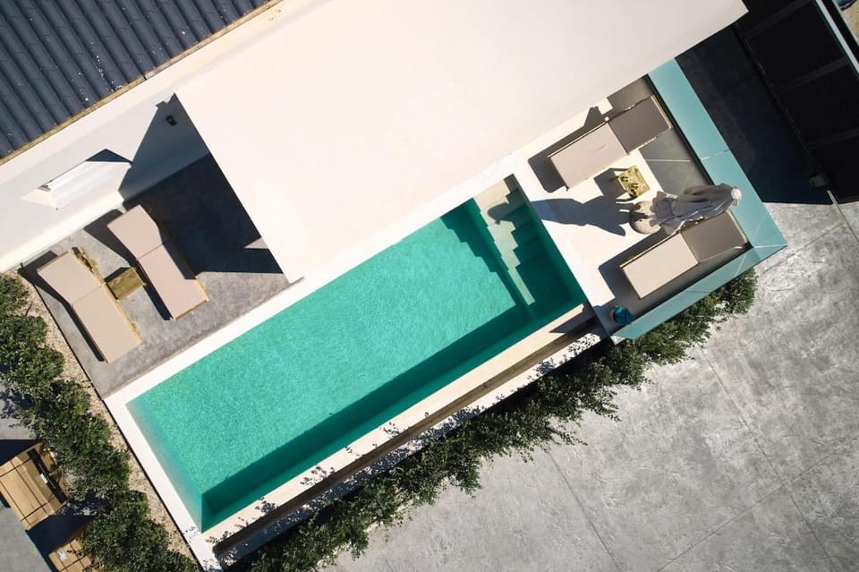 Property building, Patio, Day, Pool view, Swimming pool, sunbed