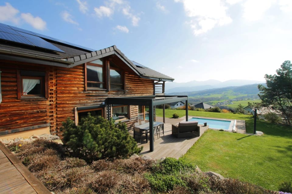 Formidable Chalet avec piscine et vue Chalet in Auvergne-Rhône-Alpes