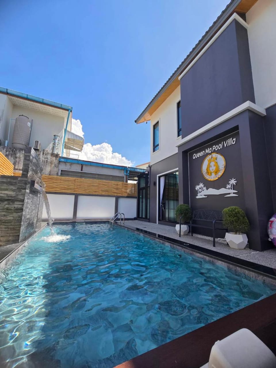 Property building, Patio, Day, Balcony/Terrace, Swimming pool, Swimming pool, sunbed