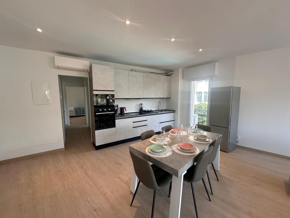 Kitchen or kitchenette, Dining area, dishwasher, microwave, oven, stove, toaster