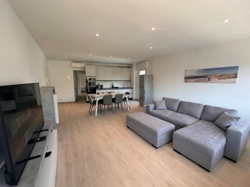 TV and multimedia, Kitchen or kitchenette, Living room, Dining area