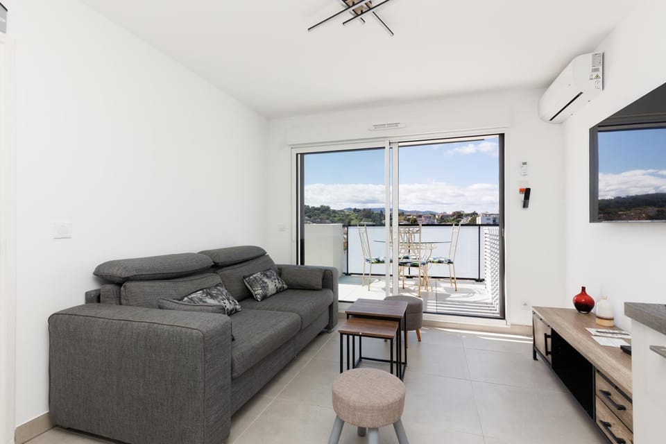 View (from property/room), Balcony/Terrace, Living room, Seating area