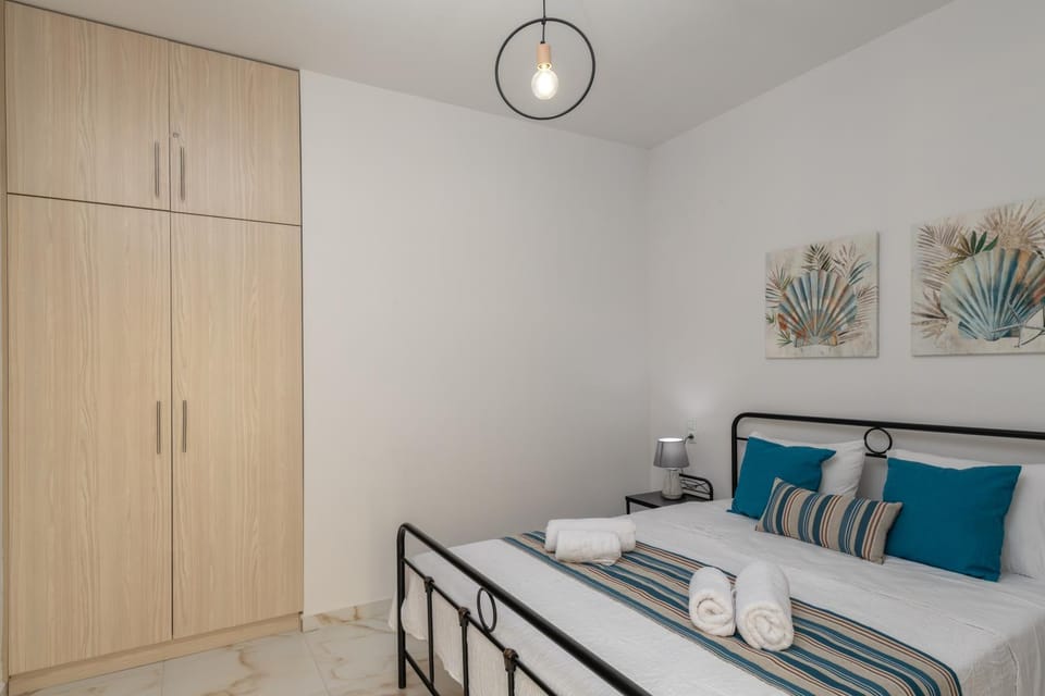 Photo of the whole room, Bedroom, wardrobe