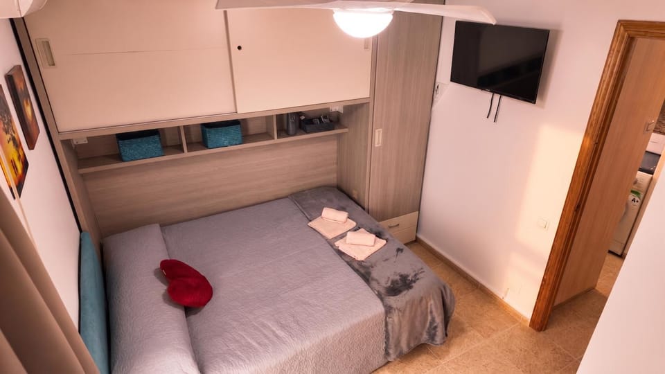 Photo of the whole room, Bedroom, towels, wardrobe