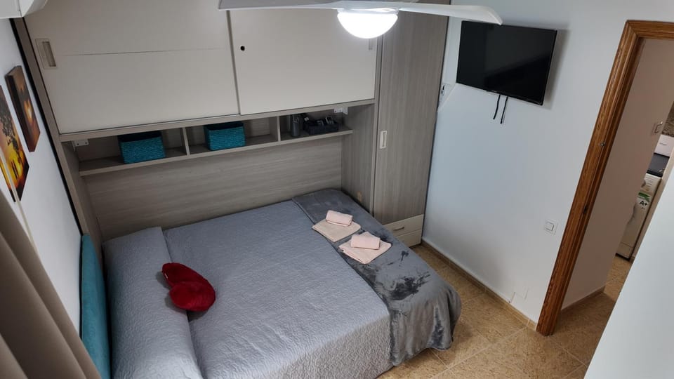 Bed, TV and multimedia, Photo of the whole room, Bedroom, towels, wardrobe