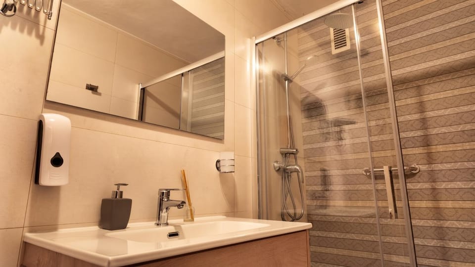 Shower, Bathroom, towels