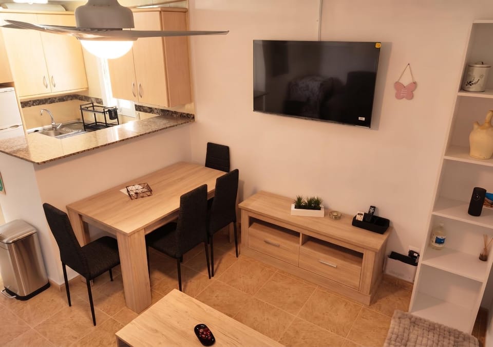 TV and multimedia, Coffee/tea facilities, Living room, Seating area, oven, pet friendly
