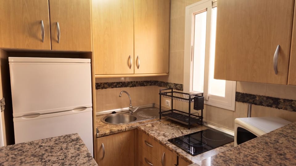 Kitchen or kitchenette, Dining area, oven, pet friendly