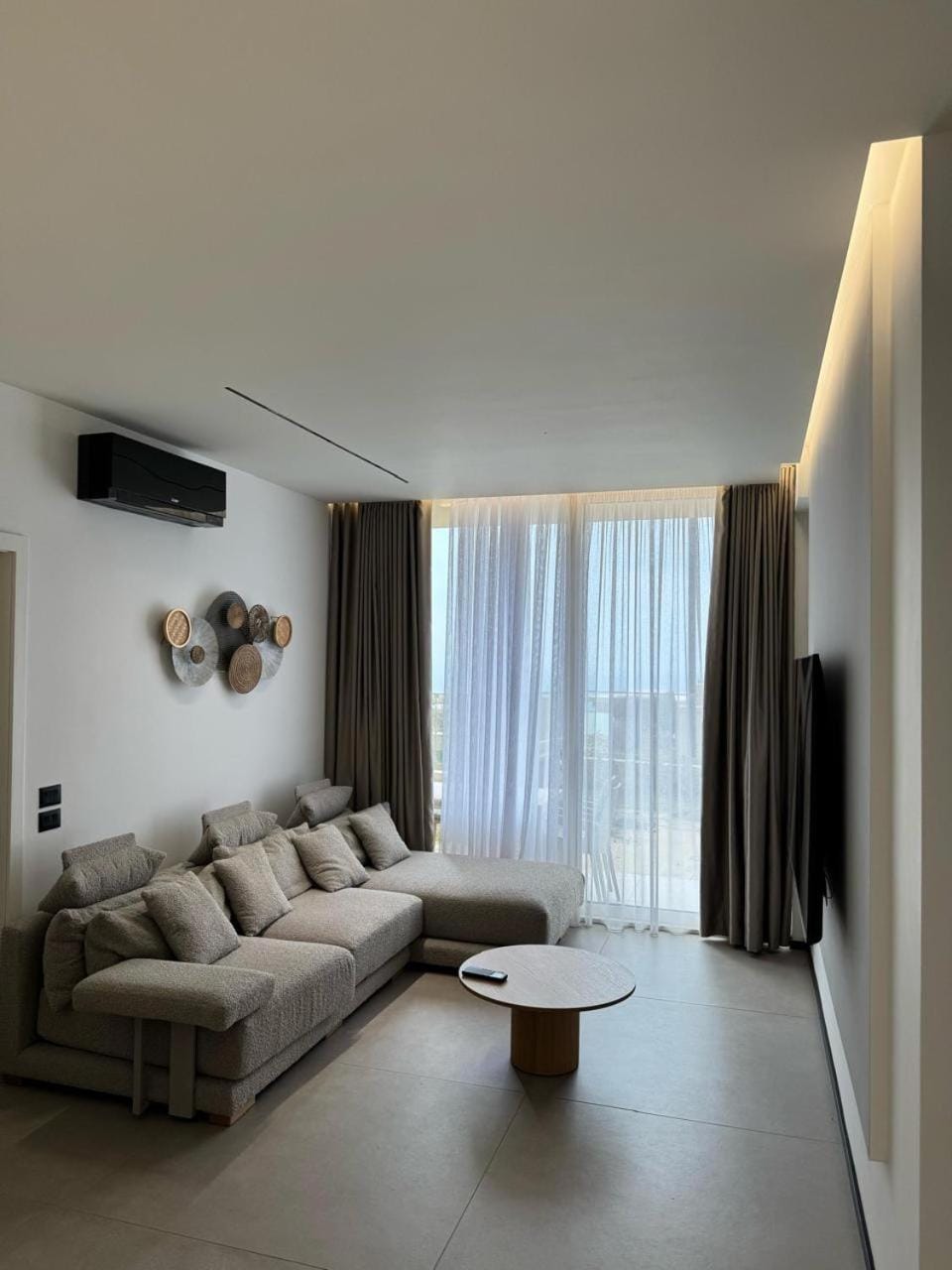 TV and multimedia, Living room, Photo of the whole room, Seating area, air conditioner