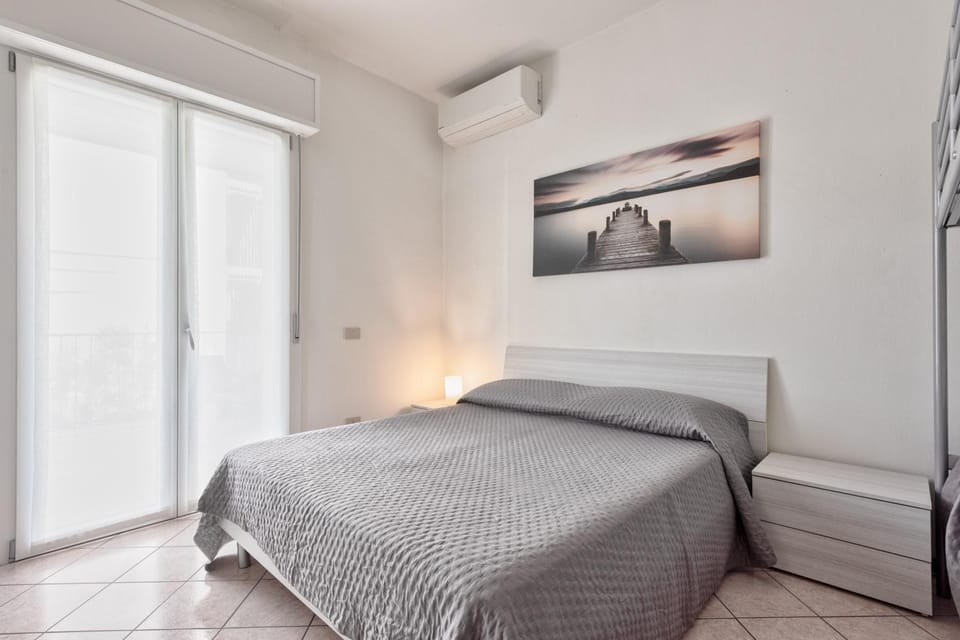 Bedroom, air conditioner