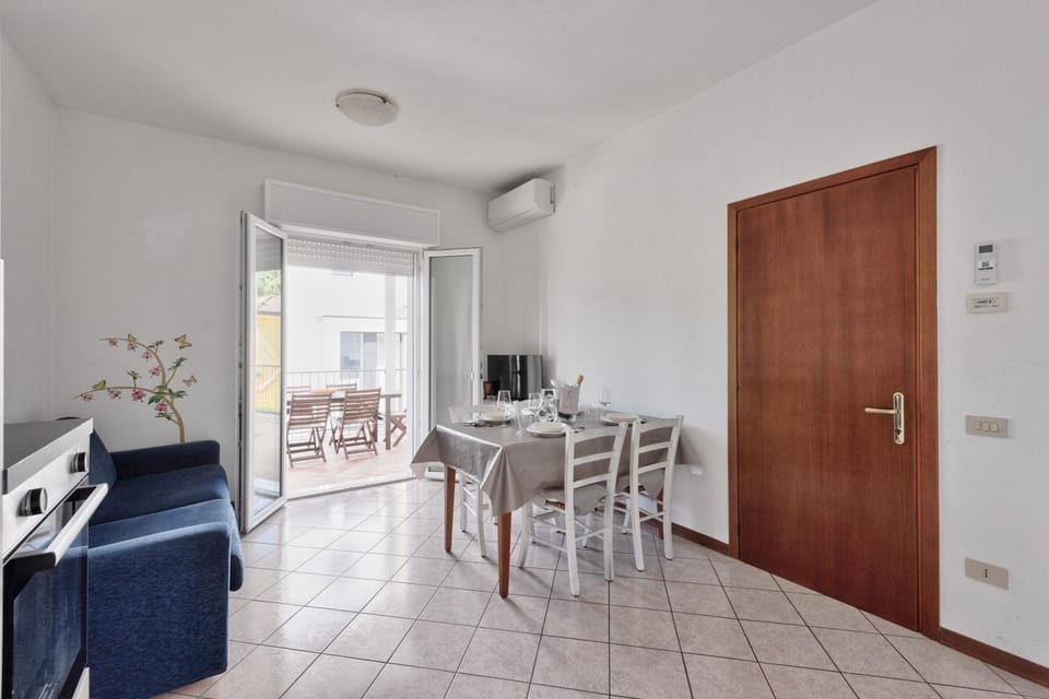 TV and multimedia, Living room, Seating area, Dining area, air conditioner
