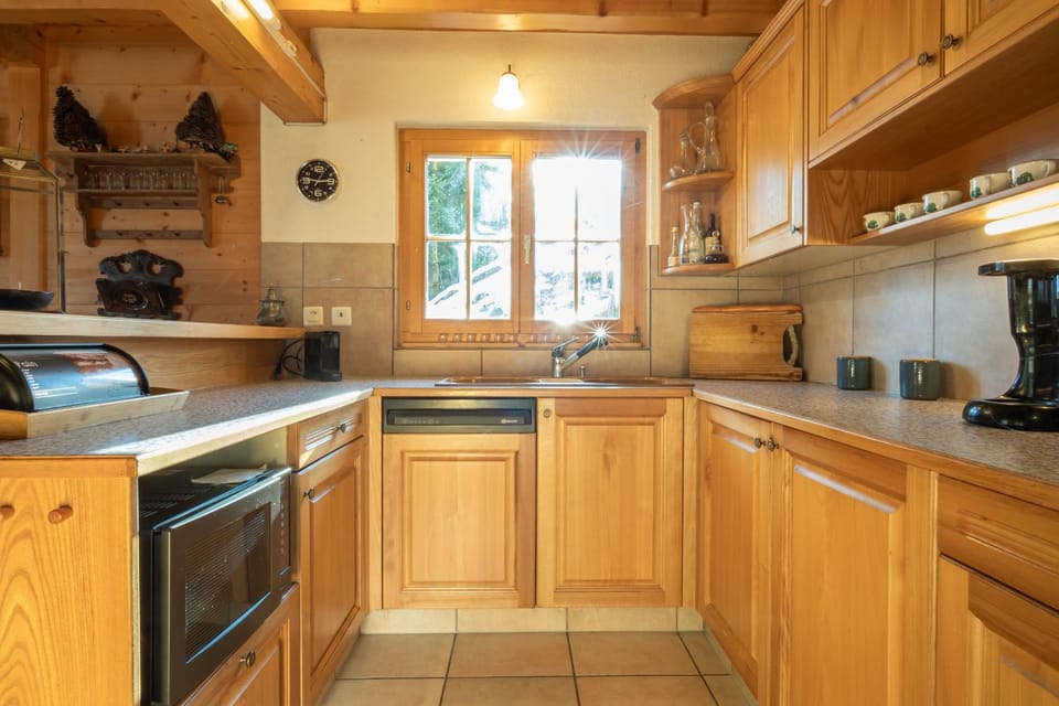 Coffee/tea facilities, Kitchen or kitchenette, dishwasher, stove