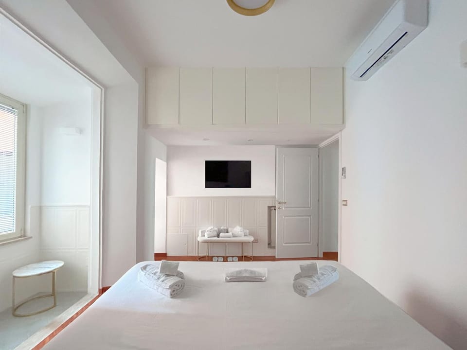 Bed, TV and multimedia, Bedroom, towels
