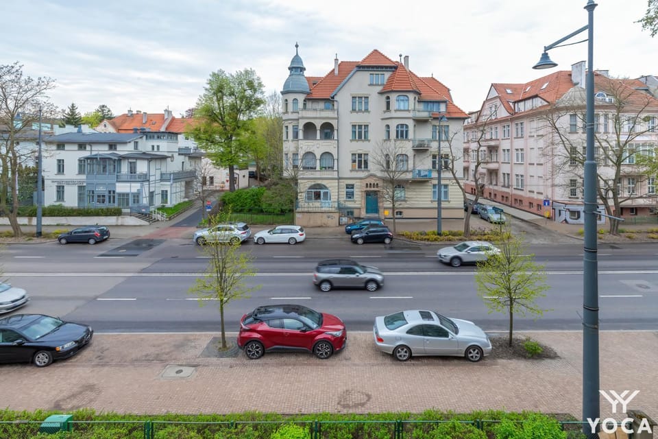 Day, Neighbourhood, City view, Street view, Location, Parking