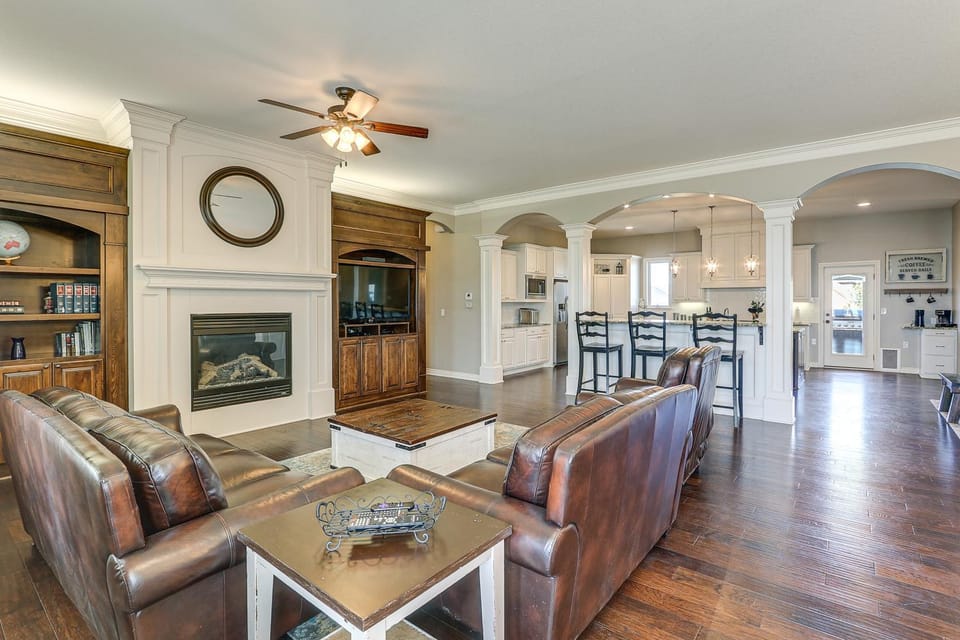 Balcony & Patio: Spacious Home in Bel Aire! House in Wichita