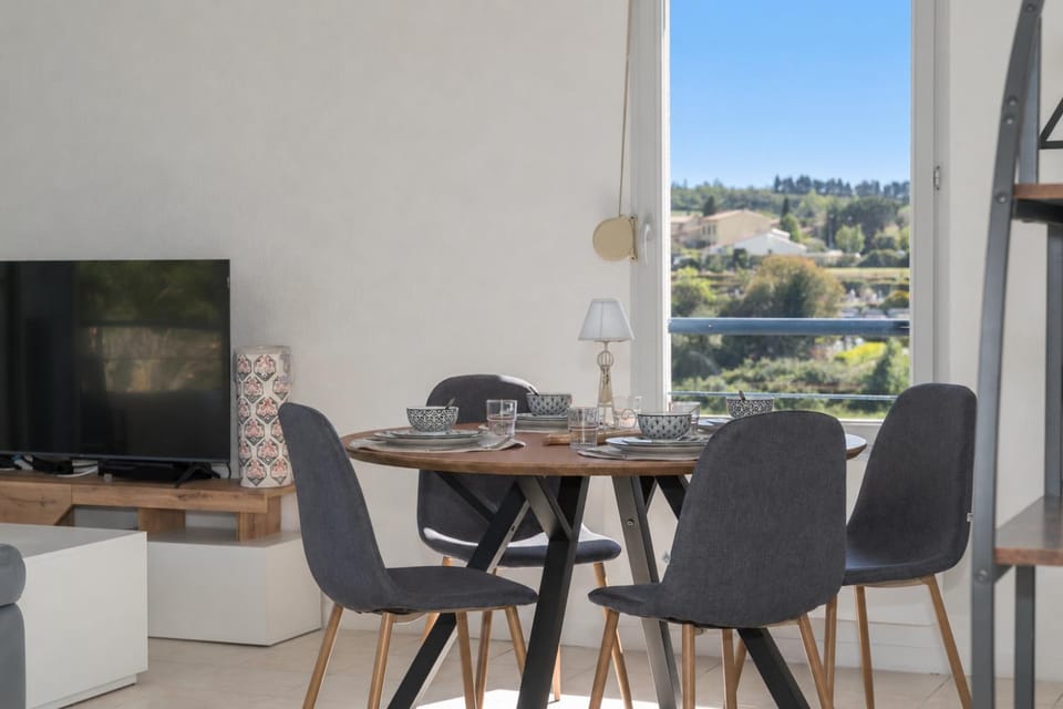 TV and multimedia, Living room, Seating area, Dining area, City view, Landmark view, Mountain view