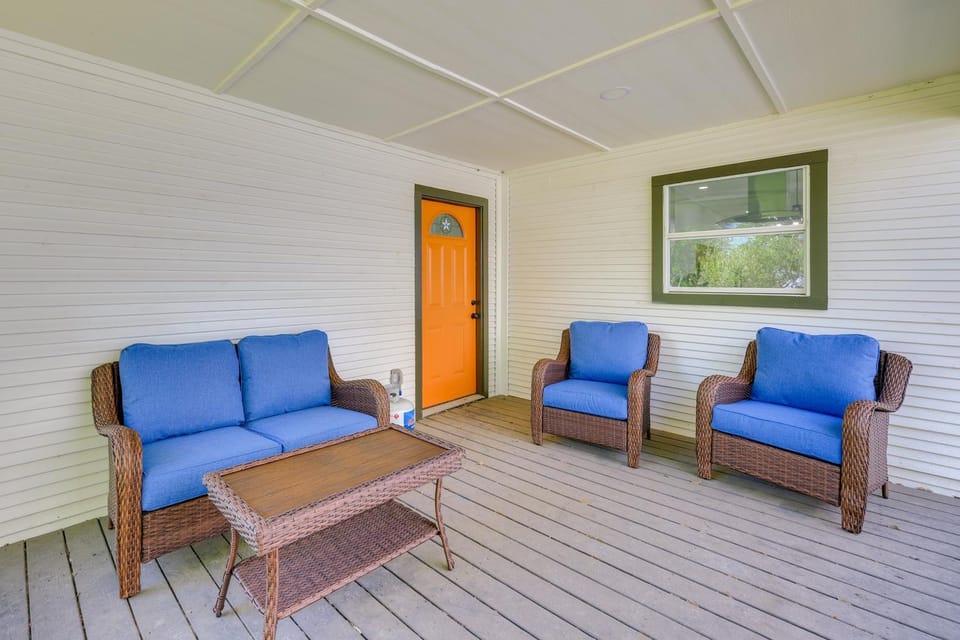 1 Mi to Dtwn San Antonio: Sleek Bungalow w/ Yard! House in San Antonio