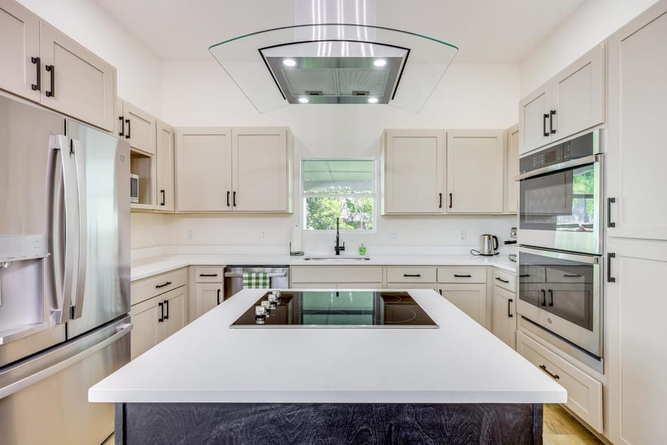 1 Mi to Dtwn San Antonio: Sleek Bungalow w/ Yard! House in San Antonio