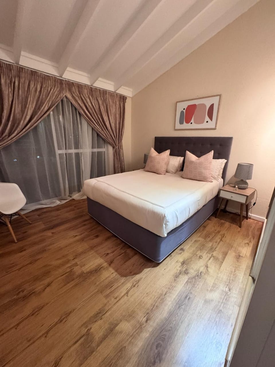 Bed, Photo of the whole room, Bedroom