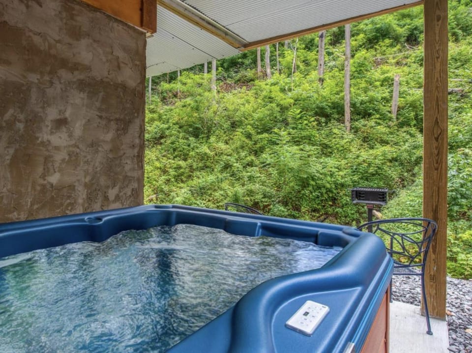 Bearly Hidden: Peaceful Creekside Escape with Hot Tub House in Gatlinburg