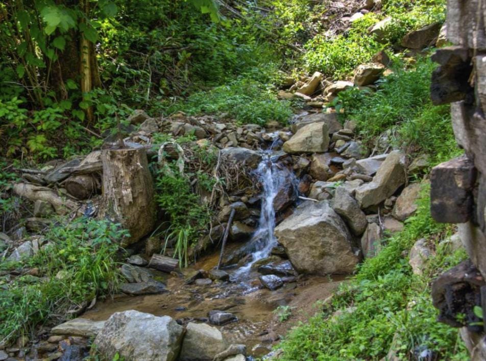 Bearly Hidden: Peaceful Creekside Escape with Hot Tub House in Gatlinburg
