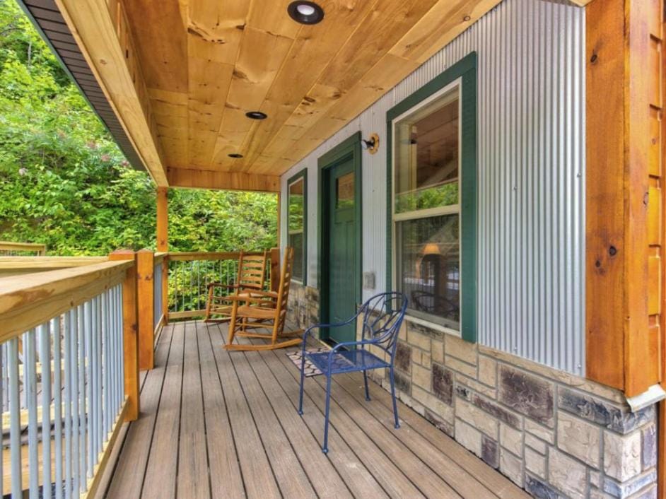 Bearly Hidden: Peaceful Creekside Escape with Hot Tub House in Gatlinburg