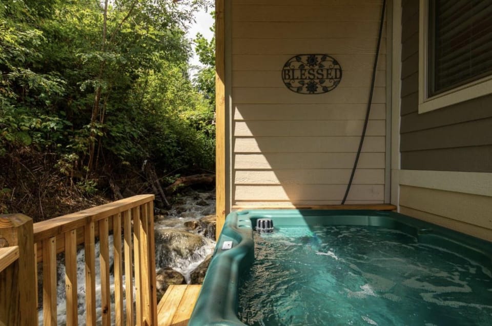 Falling Brook – Cozy Creekside Cabin with Hot Tub, Game Loft & Dog-Friendly Comfort Cabin in Gatlinburg
