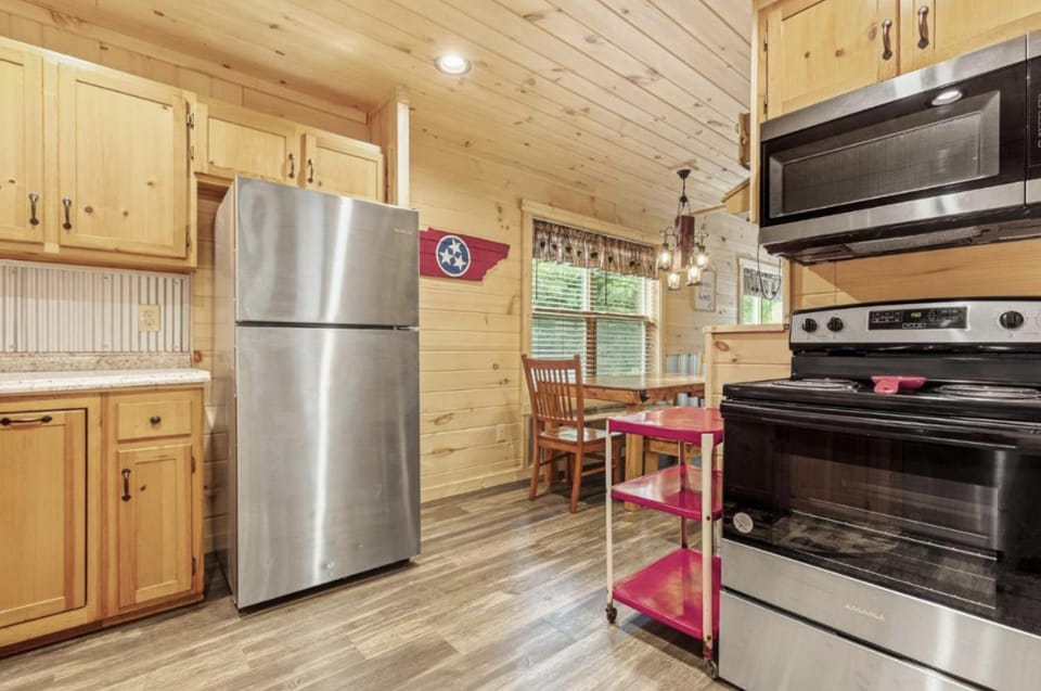 Falling Brook – Cozy Creekside Cabin with Hot Tub, Game Loft & Dog-Friendly Comfort Cabin in Gatlinburg
