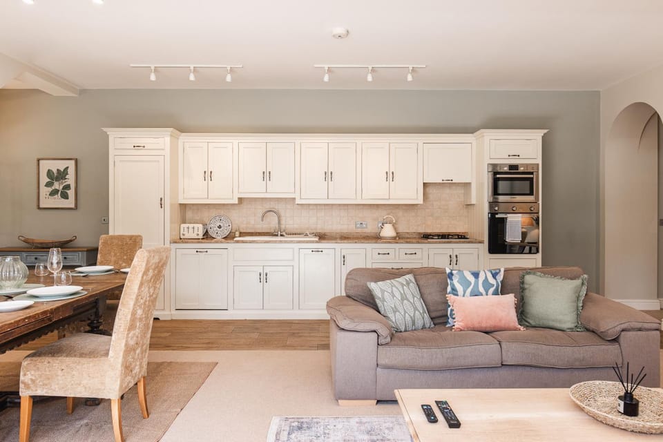 Kitchen or kitchenette, Living room, Seating area, dishwasher, oven, stove
