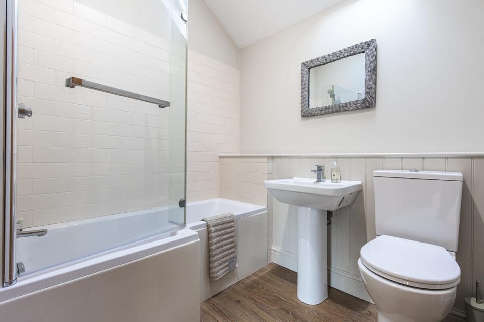 Shower, Toilet, Bathroom, Bath, towels