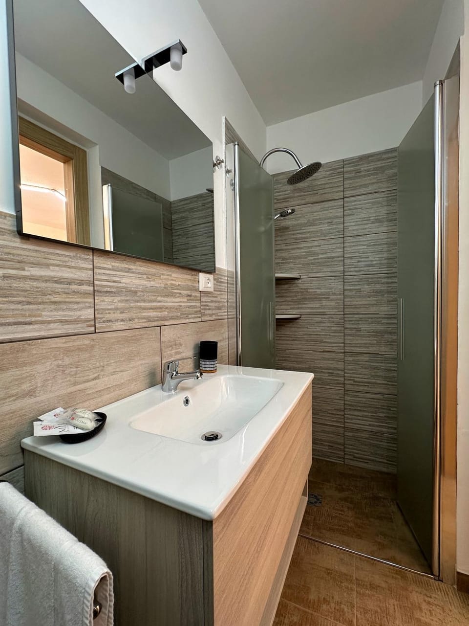 Shower, Bathroom, towels