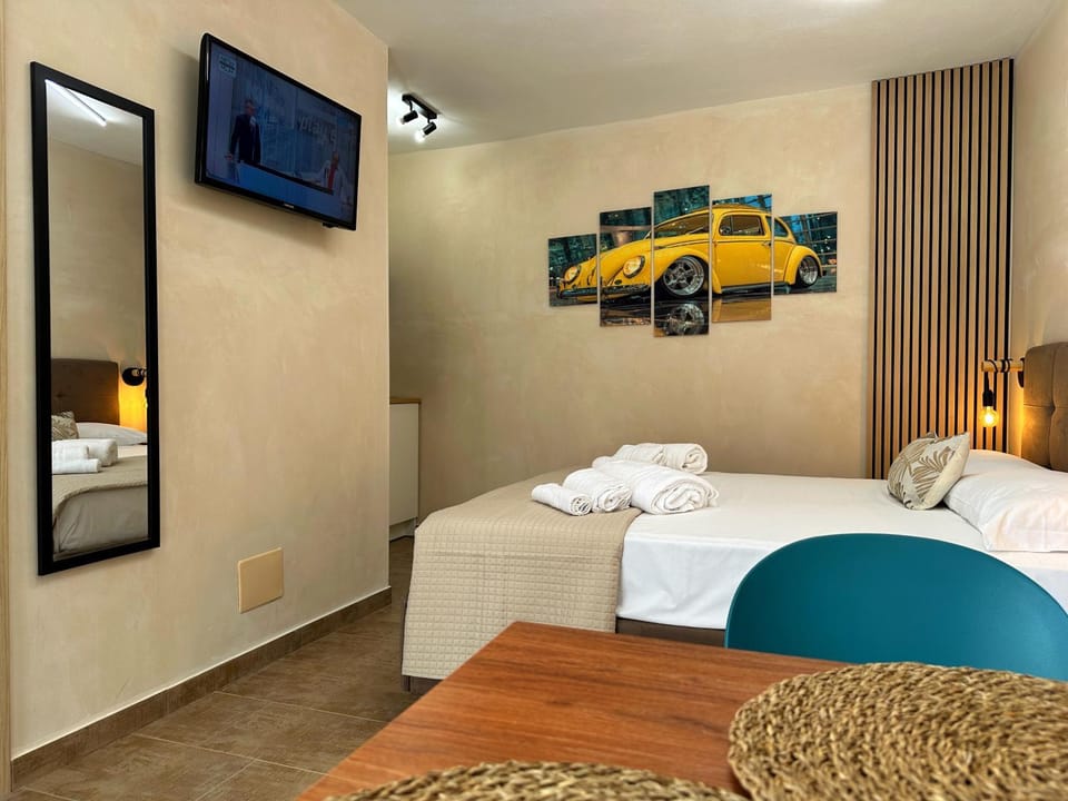 Bed, TV and multimedia, Bedroom, towels