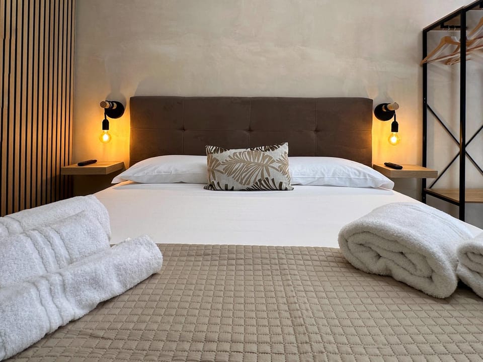 Bed, Bedroom, towels