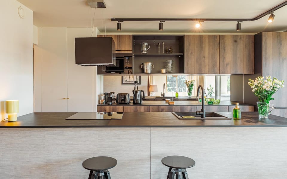 Coffee/tea facilities, Kitchen or kitchenette, Dining area, dishwasher, microwave, oven, stove, toaster, washing machine