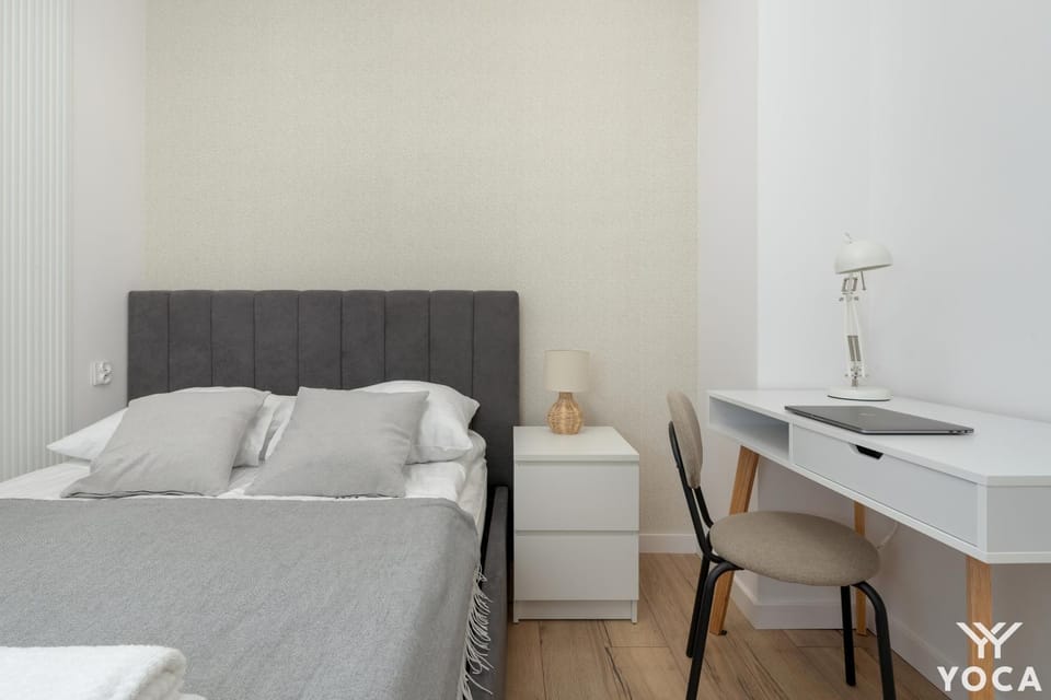 Bed, Photo of the whole room, Seating area, Bedroom, towels