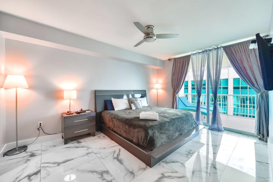 Bed, TV and multimedia, Bedroom, towels