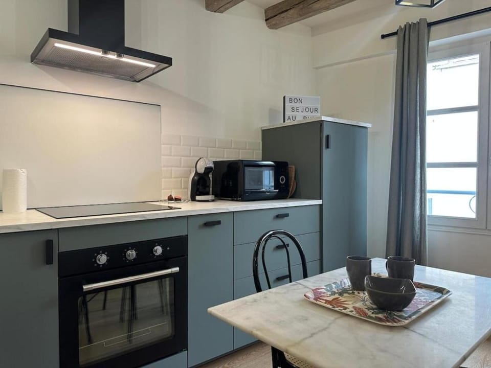Coffee/tea facilities, microwave, oven, storage, kitchen