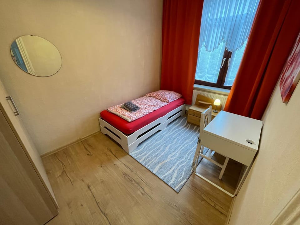 Bed, Photo of the whole room, towels