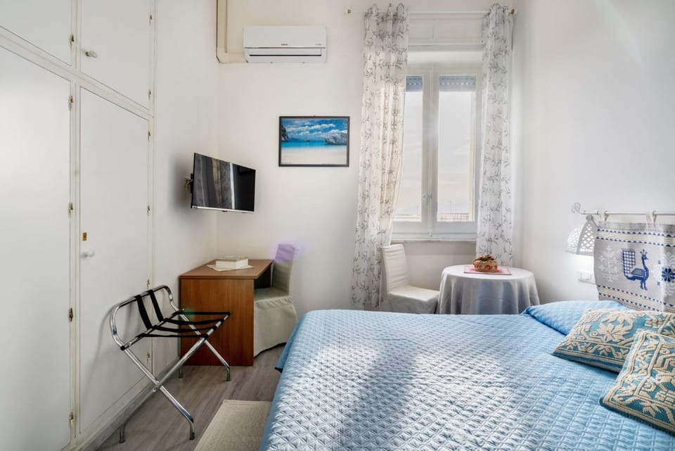 Bed, TV and multimedia, Photo of the whole room, Bedroom, air conditioner