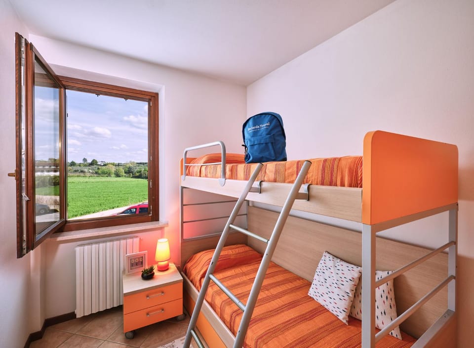 Bedroom, bunk bed