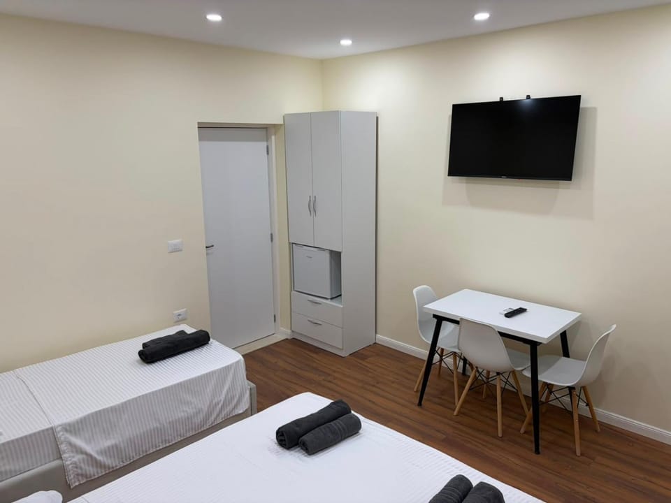 TV and multimedia, Photo of the whole room, Bedroom, hair dresser, towels