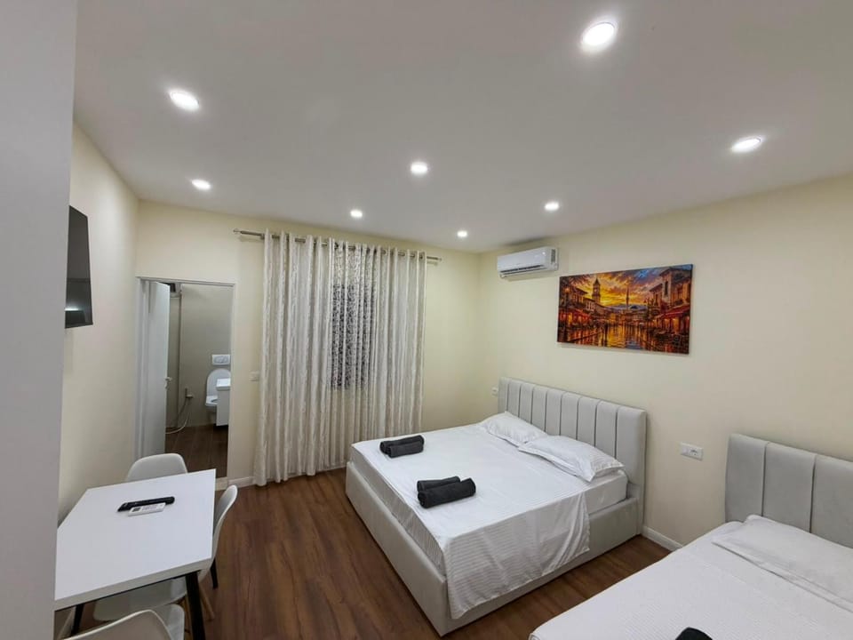 Bed, TV and multimedia, Photo of the whole room, Bedroom, towels, air conditioner