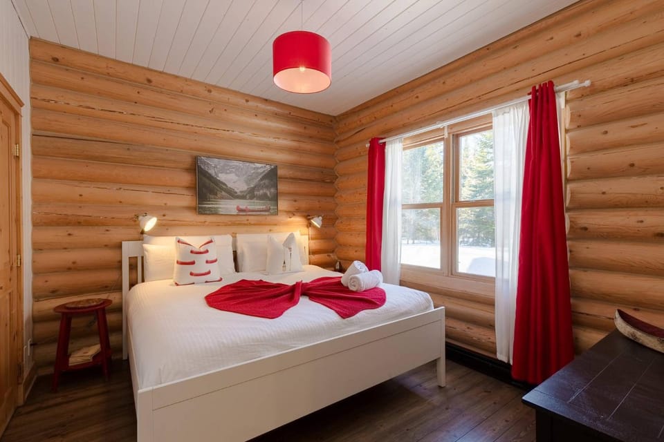 Relaxing Sauna and Hot Tub, Near Ski Slopes,Trails Chalet in Quebec