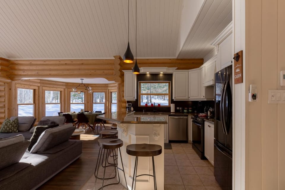 Relaxing Sauna and Hot Tub, Near Ski Slopes,Trails Chalet in Quebec