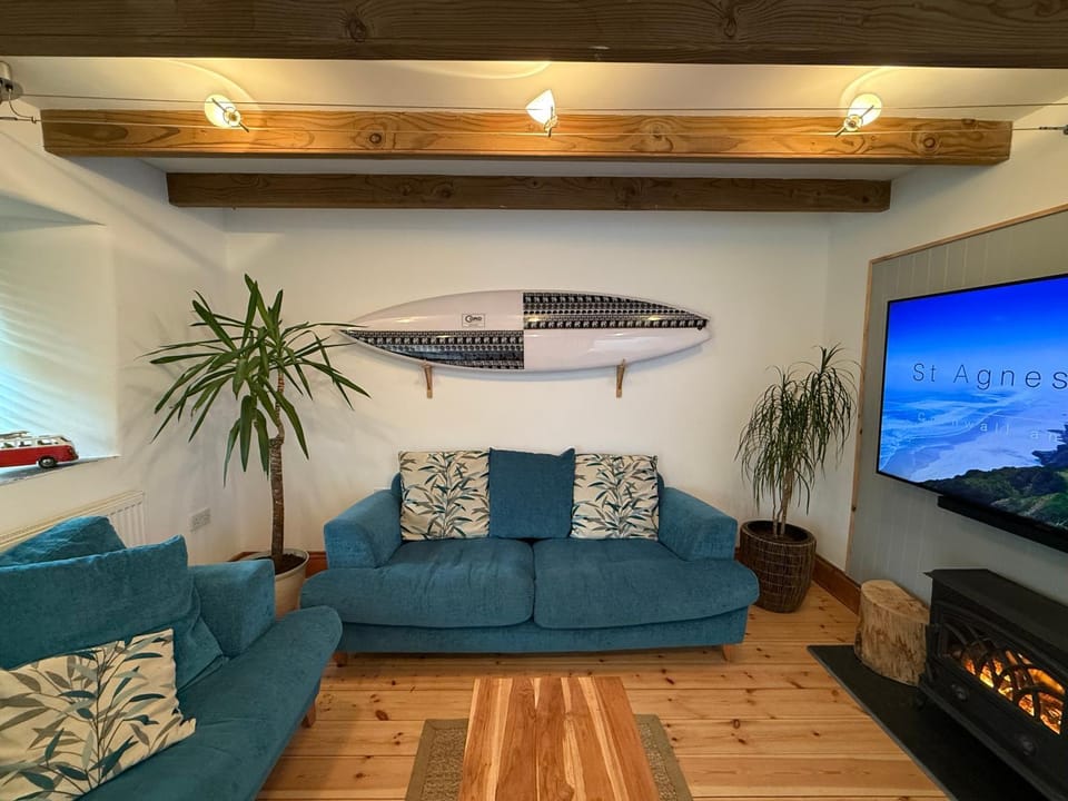 Communal lounge/ TV room, TV and multimedia, Living room, Seating area, Evening entertainment